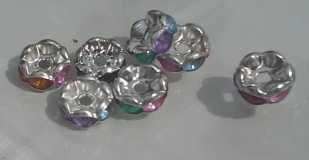 * artnr rop2,18 Rondeller 8x3mm. Färg se bild