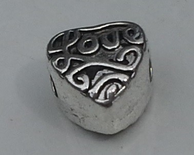 ¤artnr. öphj2. Silverfärgad hjärta "Love". 10x9mm. Hål 4,5mm. Tjocklek 7,5mm. 