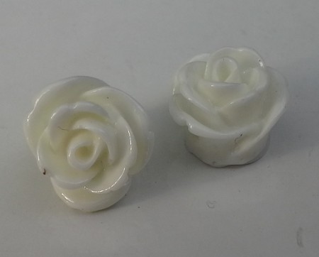 ¤artnr. öpr6 Rosa resin rosor, 10mm, 1mm hål. 