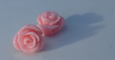 ¤artnr. öpr12.1 Rosa resin rosor, 10mm, 1mm hål. 