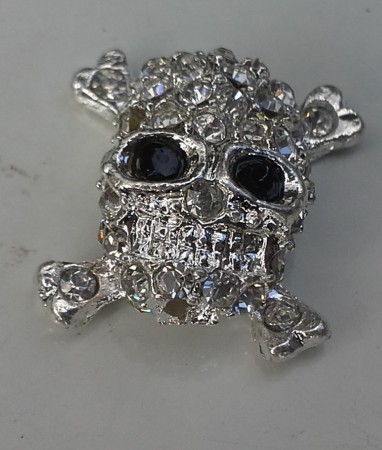 #artnr. öpp2st. Guldfärgad pirat i Crystal Rhinestones.16x18mm. Tjocklek 8mm. Hål uppe o nere 2mm. Kan beställa hem i roséfärgad  o svartfärgad. 