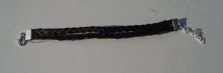 Standard armband.Silver färgat, finns även guldfärgat. 200kr. Välj berlocker o sätta dit